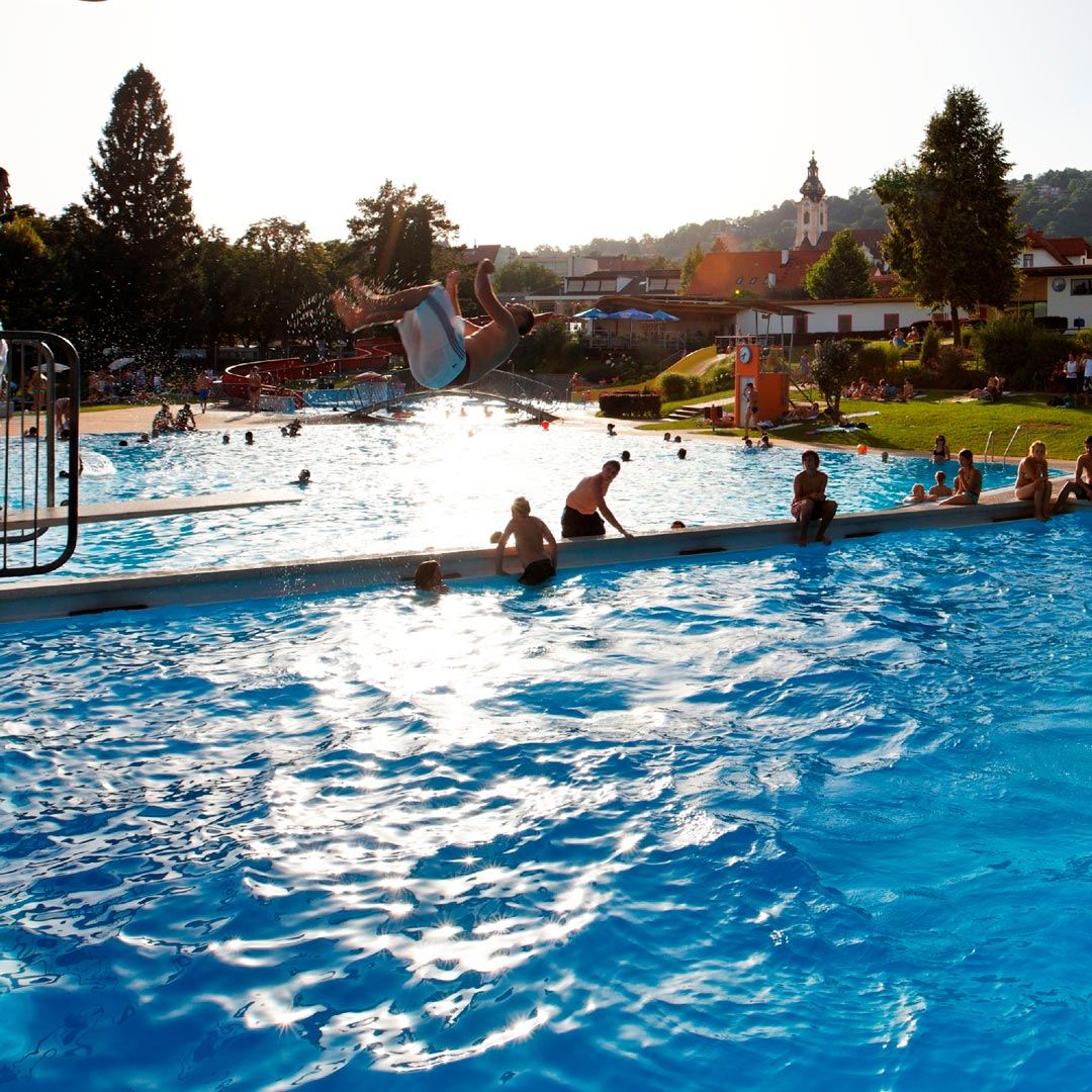 Badespaß für die ganze Familie im Frei- & Hallenbad Hartberg